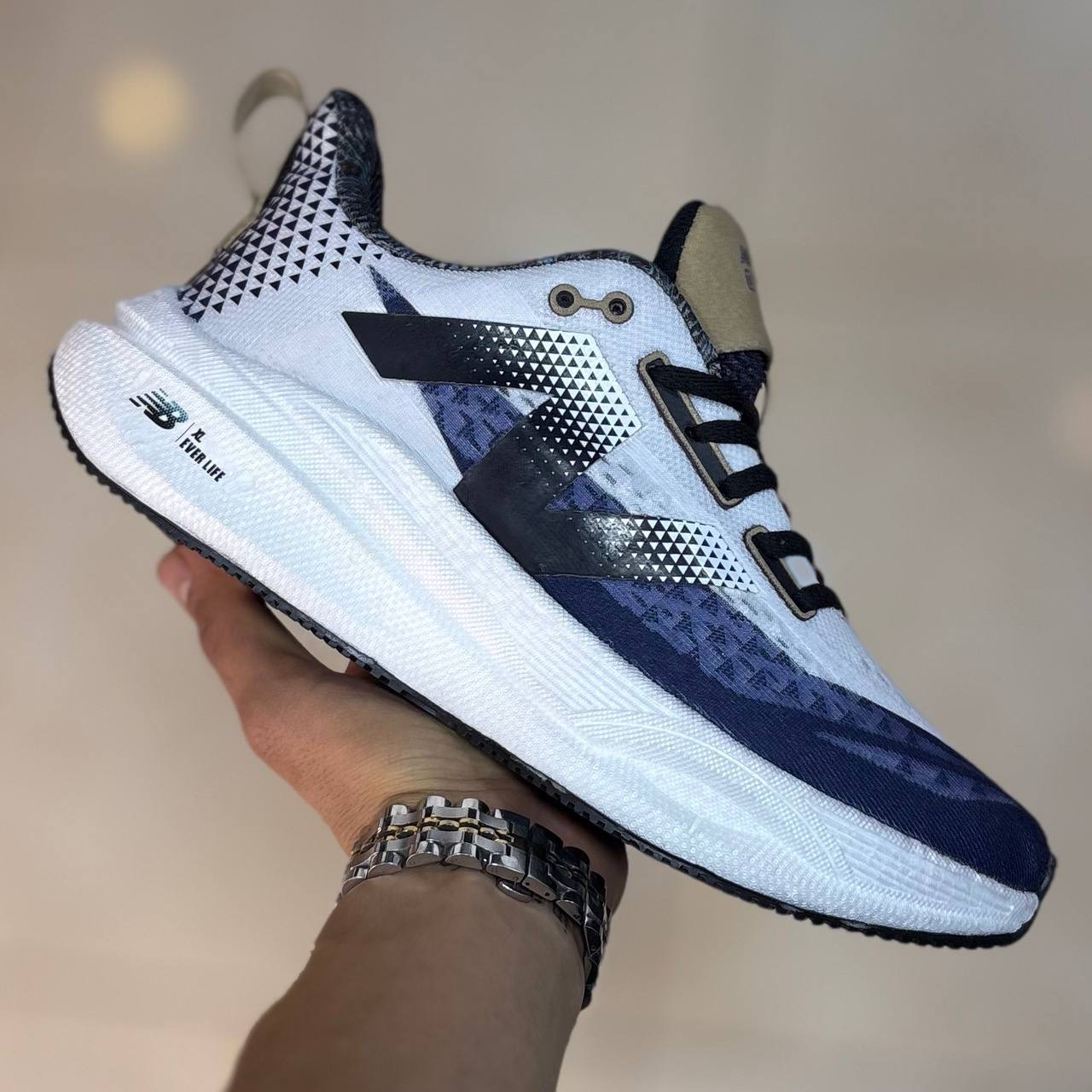 نیوبالانس FUELCELL TRAINER سفید سرمه ای (1484) نیوبالانس FUELCELL TRAINER سفید سرمه ای (1484)